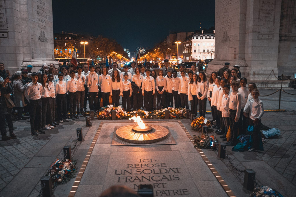 Les élèves Haut-Garonnais après l'interprétation de leur chant en hommage aux OPEX devant la tombe du soldat inconnu.